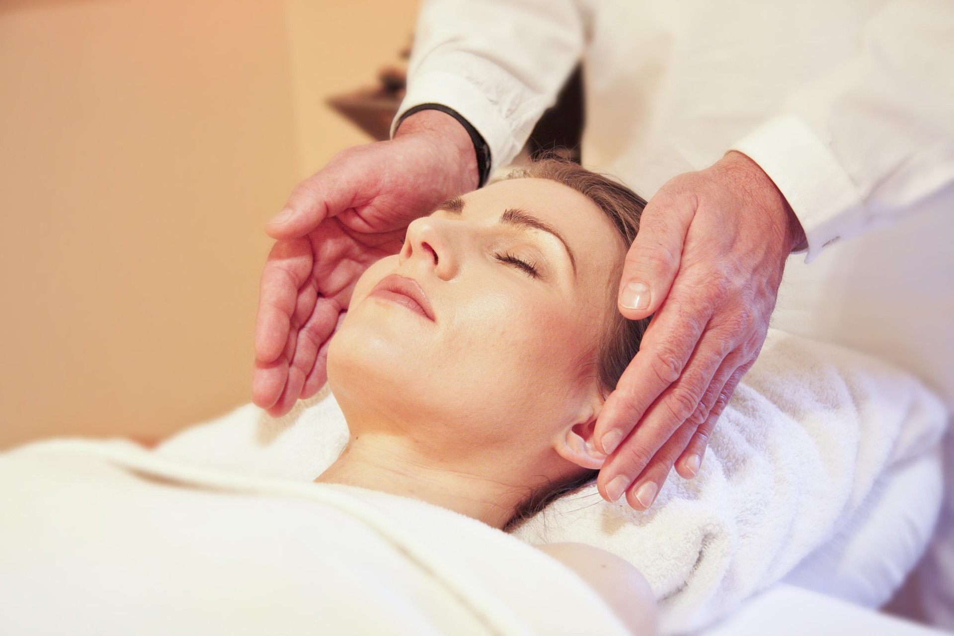 Traditionelle ganzheitliche Reiki-Behandlung mit Chakra-Ausgleich